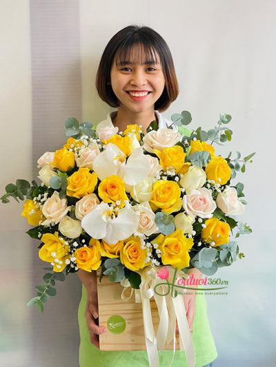 Hoa cắm hộp gỗ - Món quà tặng sang trọng