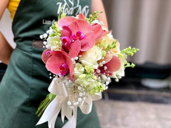 Bó lan hồ điệp kết hợp cùng các loài hoa khác
