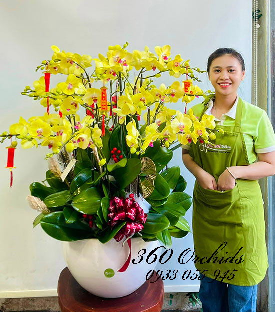 Lẵng hoa 8/3 sang trọng để bàn làm việc tặng sếp nữ