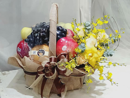 Giỏ trái cây biếu Tết thể hiện sự quan tâm của người gửi muốn muốn nhắn gửi đến người nhận một sức khỏe dồi dào