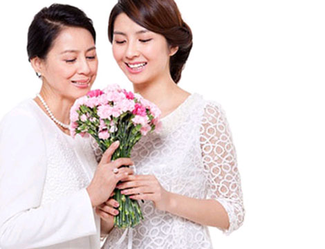nghe-thuat-chon-hoa-tang-me-nhan-ngay-cua-me